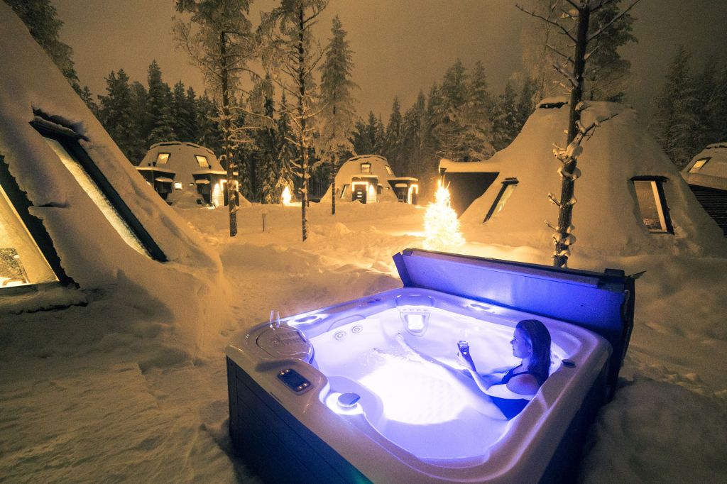 Glass Resort at Snowman World Rovaniemi jacuzzi